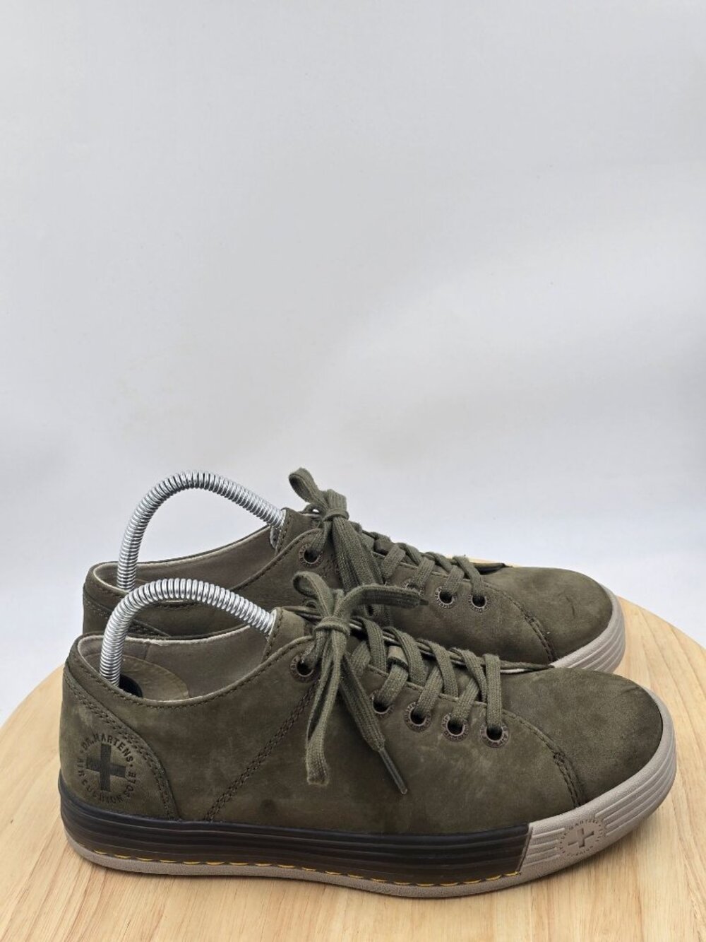 Vintage Dr Martens British Green Suede Low Casual Sneakers Mens shoes sz 7 Wmn 8